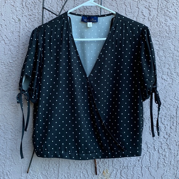 Francesca's Collections Tops - Cute Crop Top With Short Tie Sleeves.